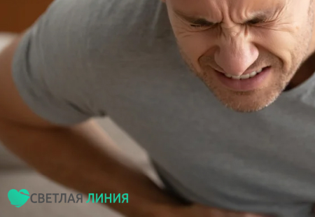 У мужчины болит живот